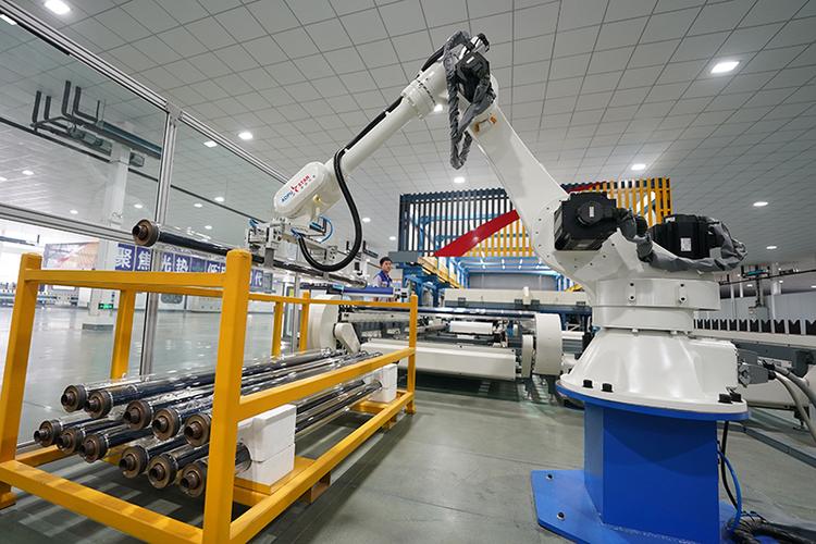 6月29日,在威县高新技术产业开发区,一家清洁能源产品生产企业车间